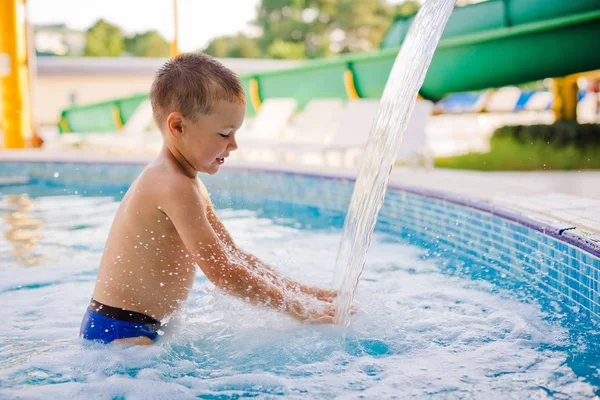 Kind Sporten Een Kinder Zwembad — Stockfoto