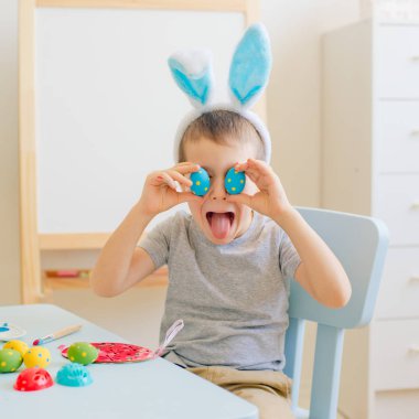 boyalar bebeğim ve Paskalya yumurtaları ve tavşan kulakları ile eğlenin