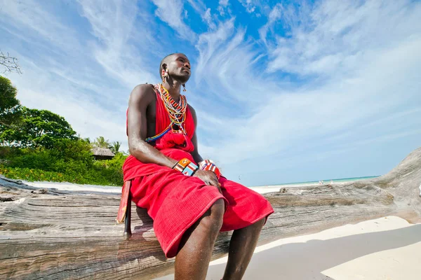 Homem Tribo Maasai Senta Nas Margens Oceano Índico Praia Diani — Fotografia de Stock