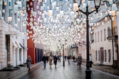 Büyük bir şehirde yağmurlu bir gece. Islak yol yüzeyindeki ışıkların yansımaları..