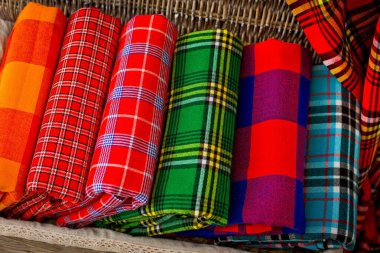 Masai kabilesinin renkli ekose kumaşları. Kenya ve Tanzanya 'dan Afrika battaniyeleri.