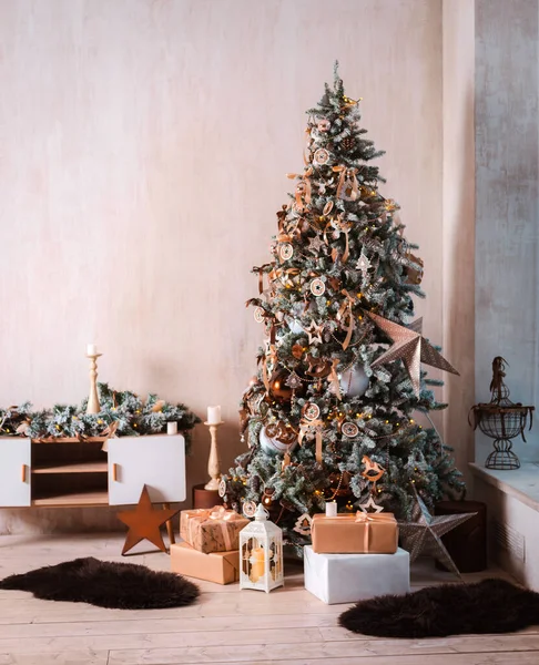 Árvore de Natal festivamente decorado. Fundo para o feliz ano novo 2020. espaço livre para texto. — Fotografia de Stock