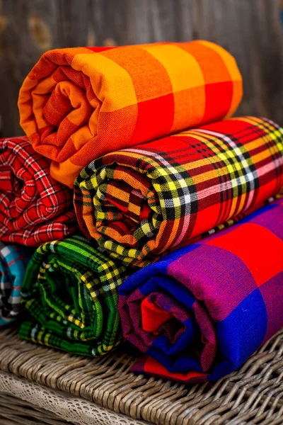 Bunte Plaids des Massai-Stammes. Afrikanische Decken aus Kenia und Tansania. — Stockfoto