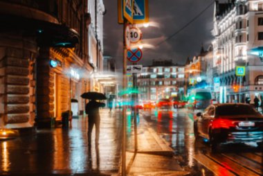 Islak şehir sokağı yağmuru Bokeh yansıması parlak ışıklar kaldırımdaki su birikintileri