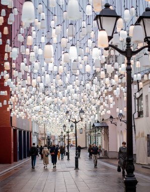 Büyük bir şehirde yağmurlu bir gece. Islak yol yüzeyindeki ışıkların yansımaları..