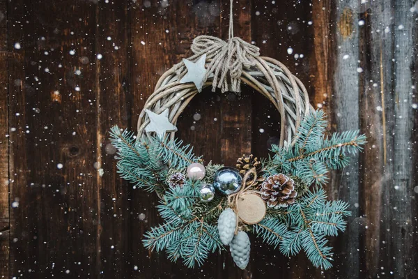 青い木の素朴な木製のドアの背景にクリスマスリース. — ストック写真
