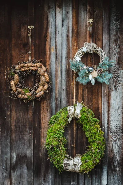 暗い茶色の木の背景にコーンのお祝い素朴な花輪。クリスマス休暇と新年の概念. — ストック写真