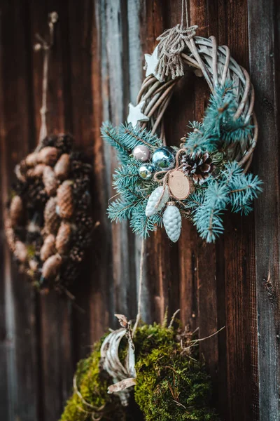 暗い茶色の木の背景にコーンのお祝い素朴な花輪。クリスマス休暇と新年の概念. — ストック写真