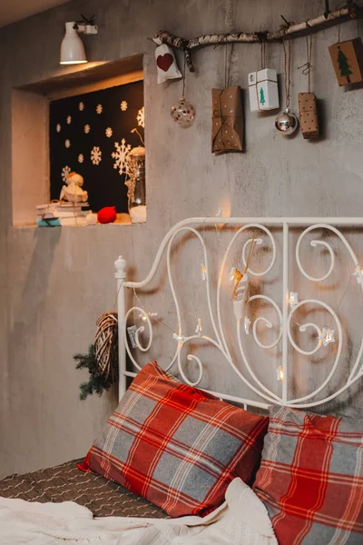Christmas bedroom decoration in loft style, concrete gray and stick with gifts hanging on the wall. — Stock Photo, Image
