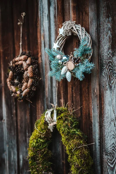 暗い茶色の木の背景にコーンのお祝い素朴な花輪。クリスマス休暇と新年の概念. — ストック写真