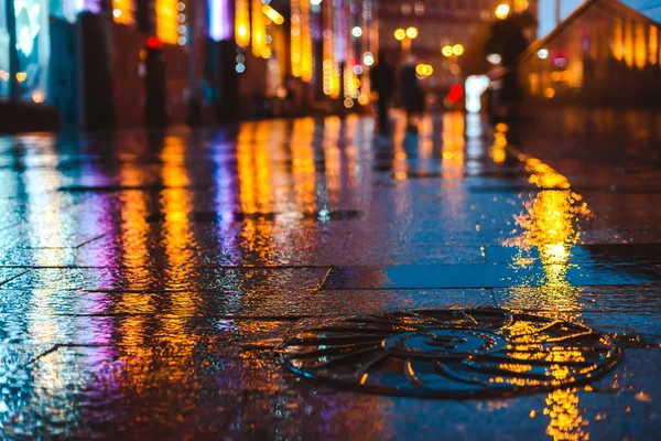 Rainy night in a big city, reflections of lights on the wet road surface. — Stock Photo, Image