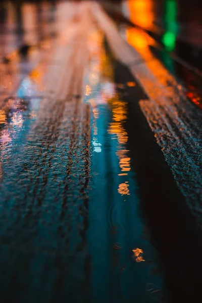 Notte piovosa in una grande città, riflessi di luci sul manto stradale bagnato. — Foto Stock