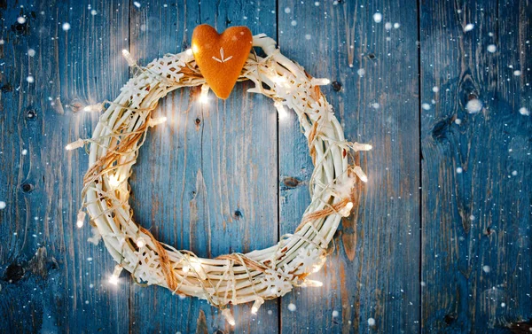 Decoraciones de año nuevo alrededor de la carta de Navidad espacio vacío para el texto quemando guirnaldas luces sobre fondo de madera azul. — Foto de Stock