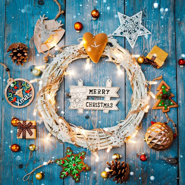 Nowy rok dekoracje wokół listu Bożego Narodzenia puste miejsce na tekst spalania światła girlandy na niebieskim drewnianym tle. — Zdjęcie stockowe