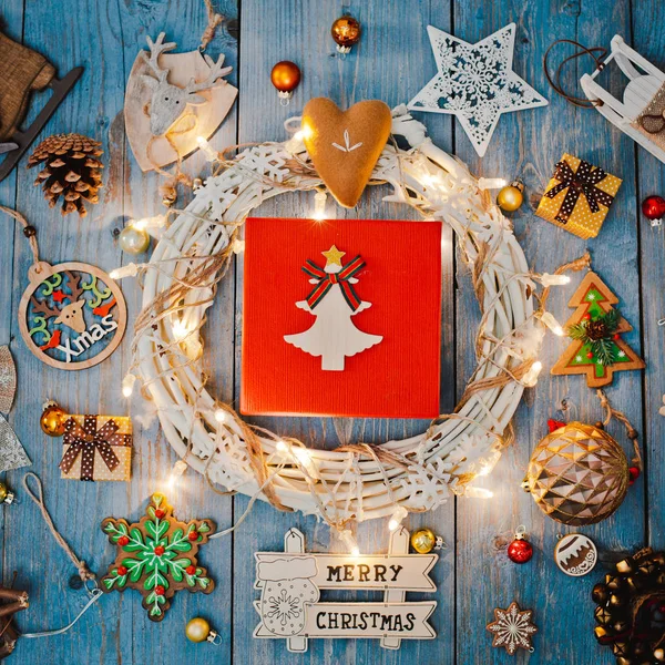 Nowy rok dekoracje wokół listu Bożego Narodzenia puste miejsce na tekst spalania światła girlandy na niebieskim drewnianym tle. — Zdjęcie stockowe