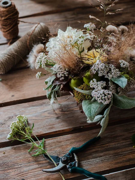 Fiorista professionista femminile prepara la disposizione dei fiori selvatici. — Foto Stock