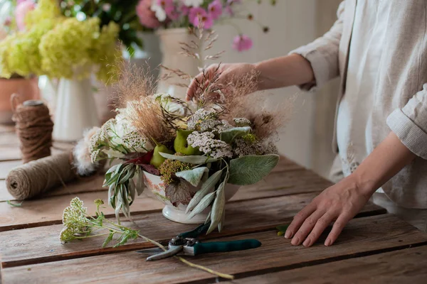 Fiorista professionista femminile prepara la disposizione dei fiori selvatici. — Foto Stock