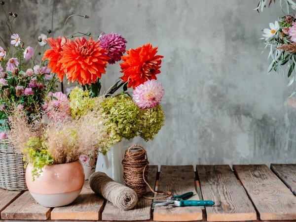 Gran ramo de arreglos florales en la floristería de escritorio en el fondo de una pared de hormigón — Foto de Stock