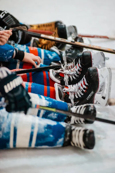 Zes Jarige Kinderen Hockey Spelers Zitten Het Ijs Schaatsen Ijsbaan — Stockfoto