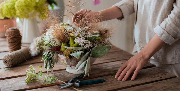 Florista Profesional Femenina Prepara Arreglo Flores Silvestres Floristería Fondo Muro — Foto de Stock