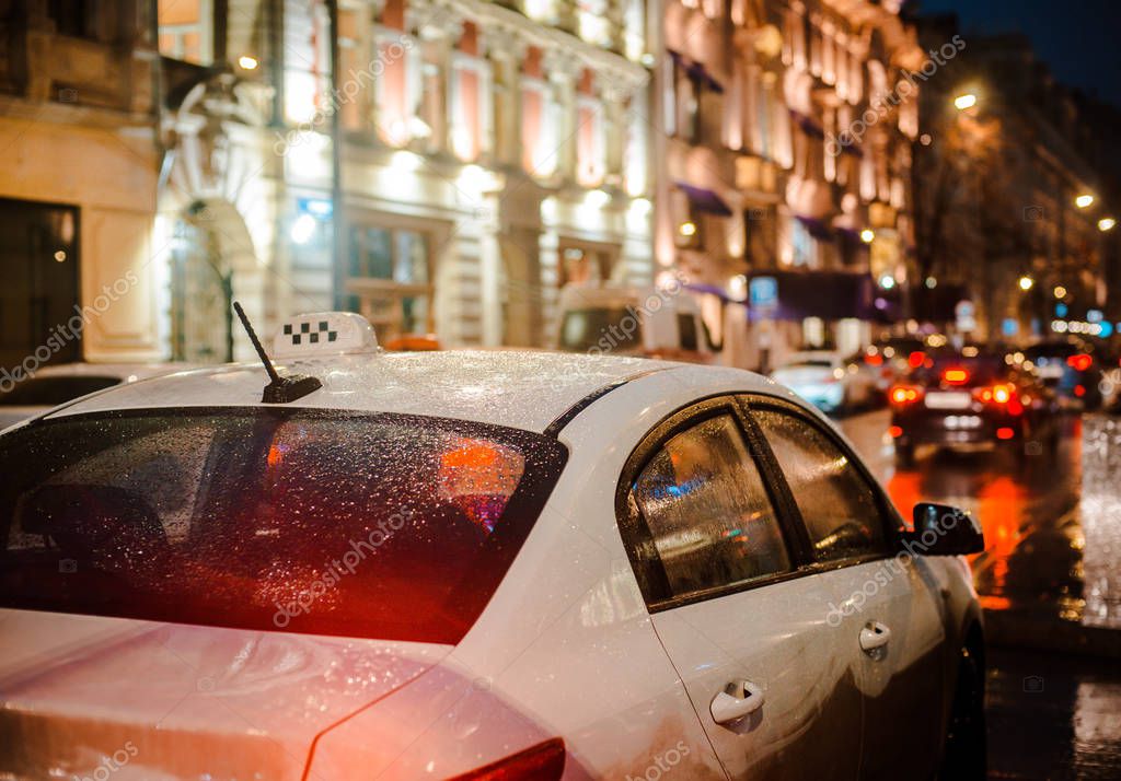 Noche húmeda ciudad calle lluvia reflejo Bokeh brillantes luces de
