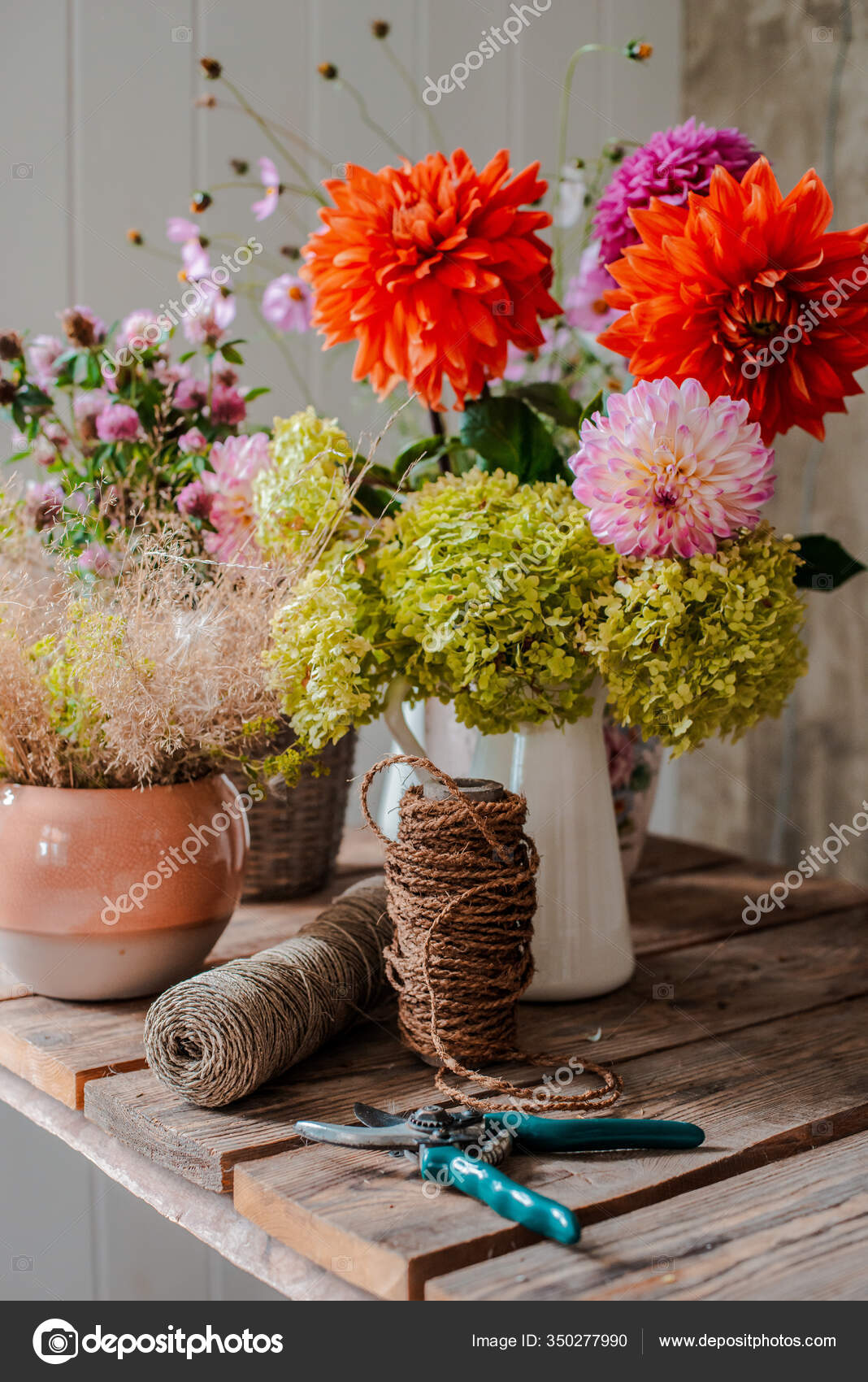 コンクリートの壁を背景にデスクトップ花屋に大きなフラワーアレンジメント花束 インスピレーション お祝い 花の装飾の概念 ストック写真 C Shangarey