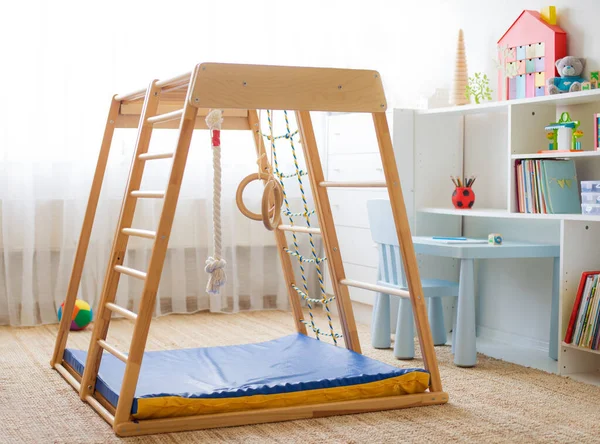 Salón Infantil Con Complejo Deportivo Madera Con Escaleras Anillos Cuerda —  Fotos de Stock