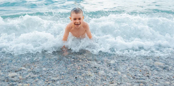 Kleine Jongen Spetterend Zee Aan Kust Het Strand Vakantie Reizen — Stockfoto