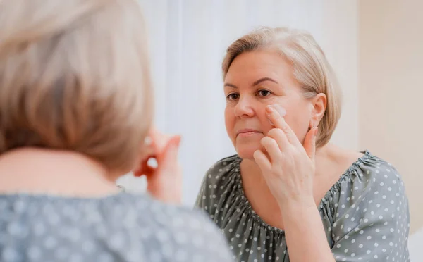 Gelukkig Gezond Volwassen Vrouw Spiegel Toe Passen Veroudering Hydraterende Cosmetische — Stockfoto