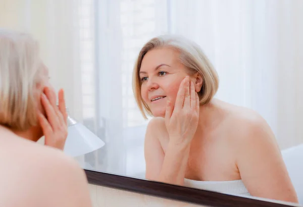 Portret Mooie Oudere Vrouw Met Handen Haar Gezicht Spiegel Thuis — Stockfoto