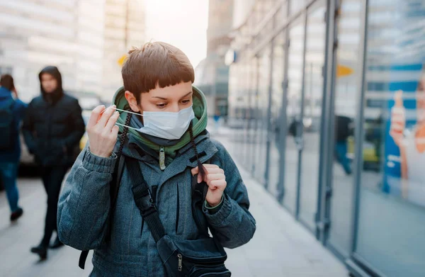 관광용 마스크가 도시의 대도시 배경에 2020 코로나 바이러스 사람들이 코로나 스톡 사진