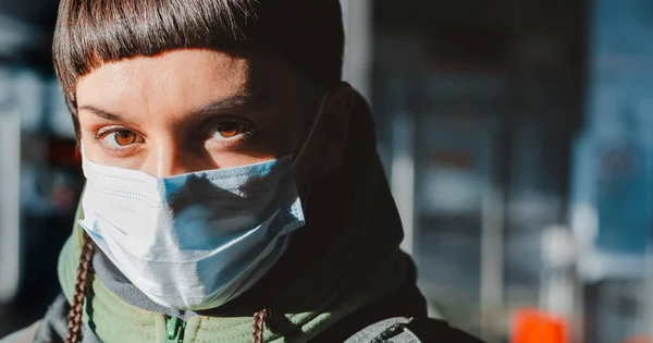 Ένας Άντρας Ιατρική Προστατευτική Μάσκα Στις Δημόσιες Συγκοινωνίες Έννοια Της — Φωτογραφία Αρχείου