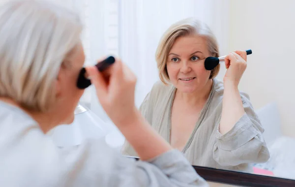 Retrato Hermosa Anciana Tocando Piel Perfecta Mirando Espejo Cerca Cara — Foto de Stock