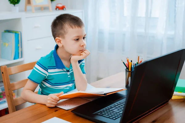 Дистанційне Навчання Онлайн Освіти Хлопчик Вчиться Вдома Робить Шкільне Домашнє — стокове фото