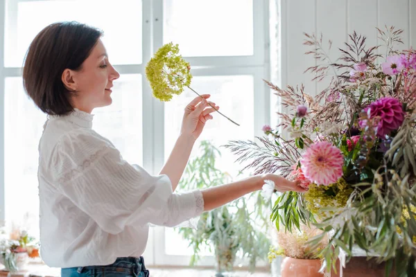 Kvinnlig Professionell Florist Förbereder Arrangemanget Vilda Blommor Blomsteraffär Bakgrund Betong — Stockfoto