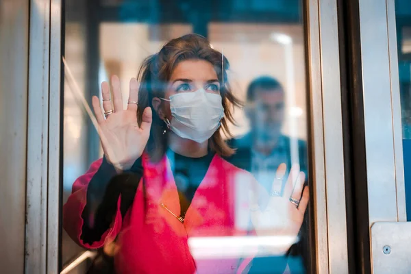 Σταματήστε Μόλυνση Γυναίκα Δείχνει Στάση Χειρονομία Μέσα Από Γυάλινη Πόρτα — Φωτογραφία Αρχείου