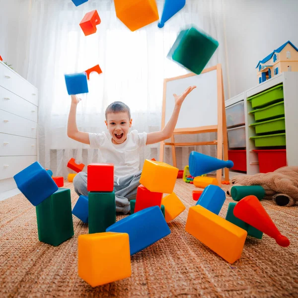 Uma Criança Garoto Sentado Chão Quarto Das Crianças Jogando Brinquedo — Fotografia de Stock