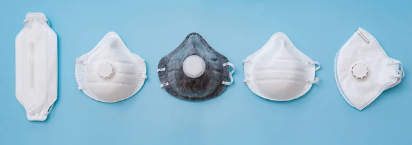 파란색 배경에는 흰색의 의료용 마스크와 인공호흡기가 마스크는 바이러스 코로나 바이러스로부터 — 스톡 사진