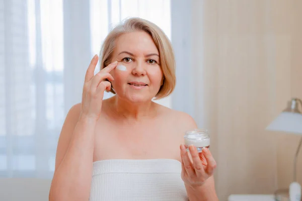 Oudere Vrouw Aging Lotion Tegen Donkere Kringen Onder Ogen Happy — Stockfoto