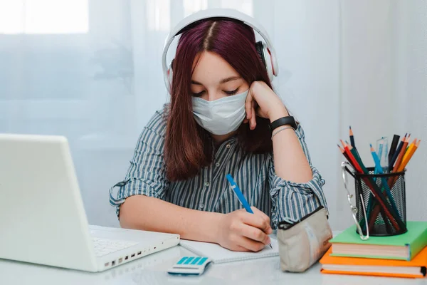 Έφηβος Κορίτσι Σχολείο Κάθεται Απόδειξη Ιατρική Μάσκα Φορητό Υπολογιστή Κατά — Φωτογραφία Αρχείου