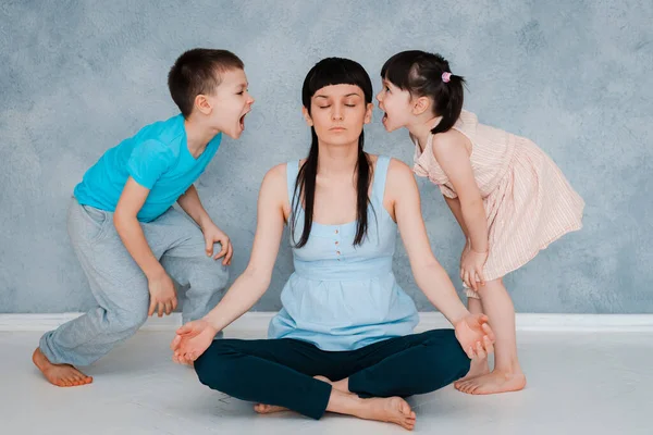 Mutter Sitzt Boden Grau Blauen Hintergrund Wand Meditierende Lotus Position — Stockfoto