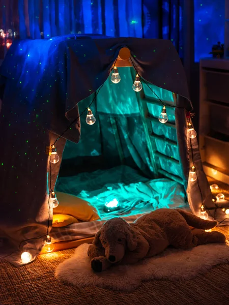 Tenda Della Casa Gioco Paesaggio Con Fantastica Illuminazione Ghirlanda Fantasia — Foto Stock