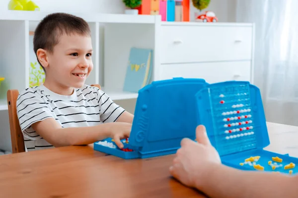 Menino Criança Com Pai Jogando Navios Guerra Submarinos São Colocados — Fotografia de Stock