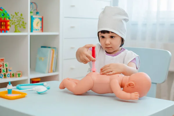 Μικρό Κορίτσι Ετών Νηπιαγωγίας Παίζοντας Γιατρό Κούκλα Παιδί Κάνει Ένα — Φωτογραφία Αρχείου