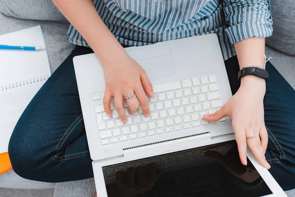 Étudiante Étudiant Maison Travaillant Avec Son Ordinateur Portable Faisant Ses — Photo