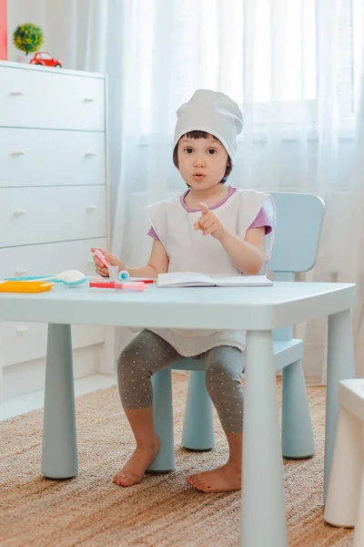 Menina Anos Idade Pré Escolar Jogando Médico Com Boneca Infância — Fotografia de Stock