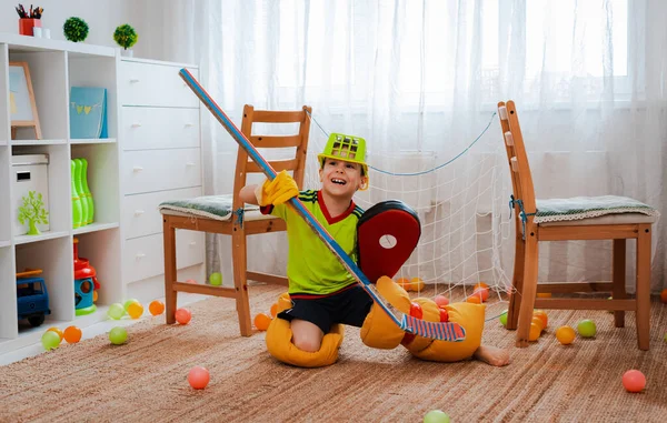 Menino Joga Hóquei Casa Tendo Feito Uma Forma Com Suas — Fotografia de Stock