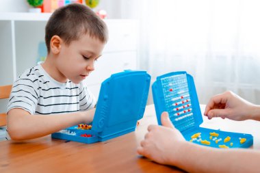 Babasıyla birlikte savaş gemileri ve denizaltılarla oynayan bir çocuk savaş gemisinin oyun sahasına yerleştiriliyor. Eğlence Masası evde karantinada kendini izole ediyor. Deniz savaşı