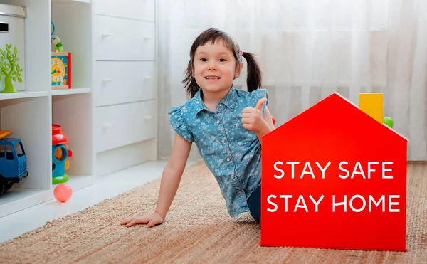 Kinderhände Halten Ein Rotes Modell Mit Der Aufschrift Bleiben Sie — Stockfoto