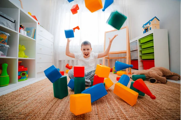 Uma Criança Garoto Sentado Chão Quarto Das Crianças Jogando Brinquedo — Fotografia de Stock